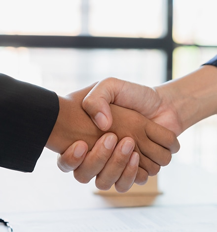 累積案件1万件以上の実績ある行政書士と連携